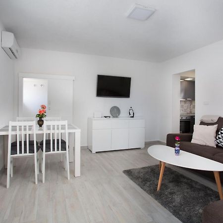Serious Job Apartment Dubrovnik Extérieur photo